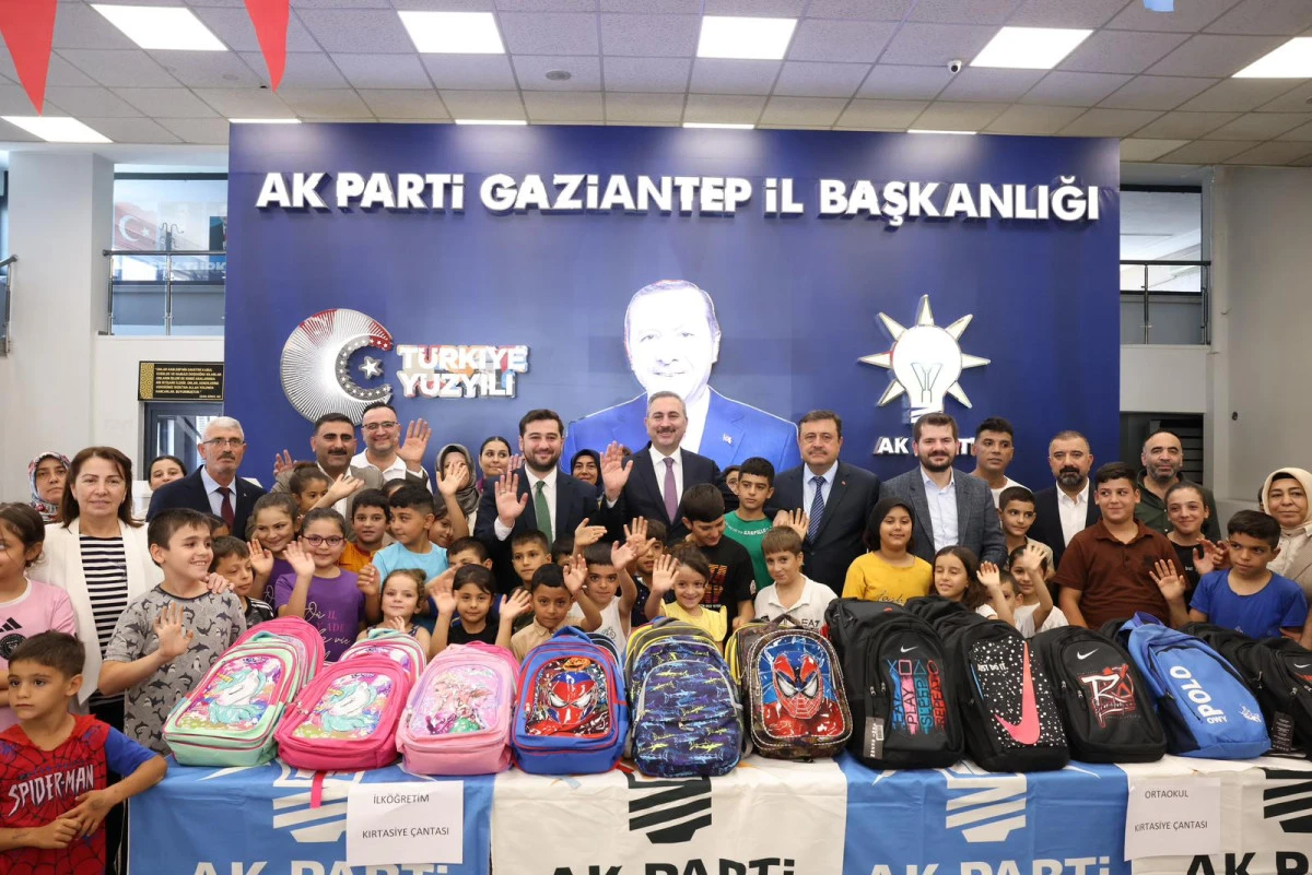 AK PARTİ GAZİANTEP İL BAŞKANLIĞINDAN İHTİYAÇ SAHİBİ ÇOCUKLARA KIRTASİYE DESTEĞİ