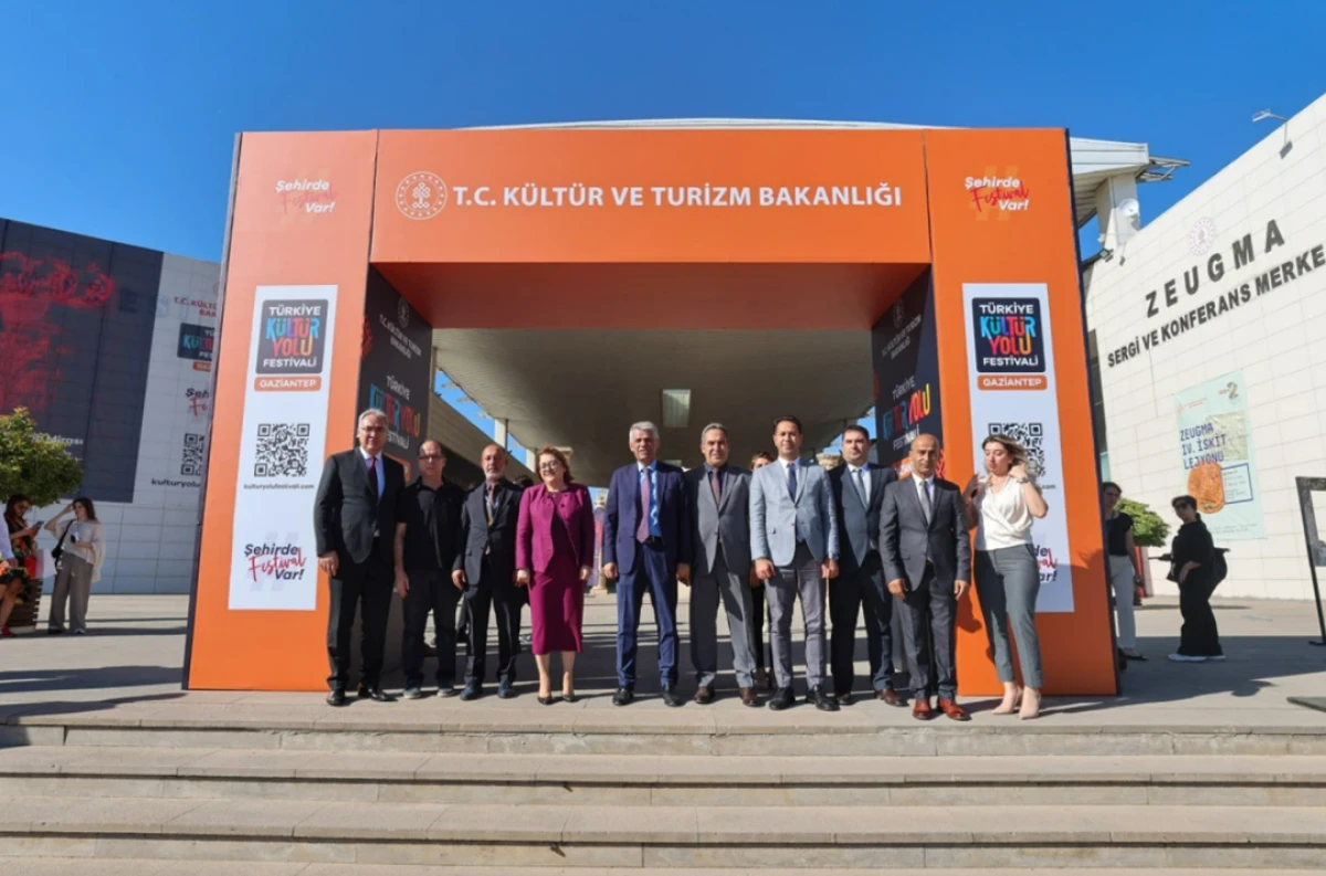 BAŞKAN ŞAHİN VE BAKAN YARDIMCISI ALPARSLAN’DAN GASTROANTEP SERGİ TURU