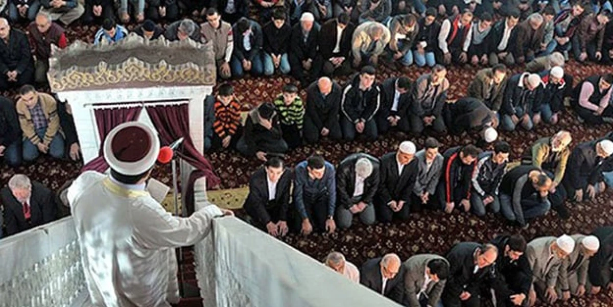 Cami dışından gelen çatlak seslere kulağınız kapatın... Devam diyanet! Bu hafta da tatil çılgınlığı işlendi