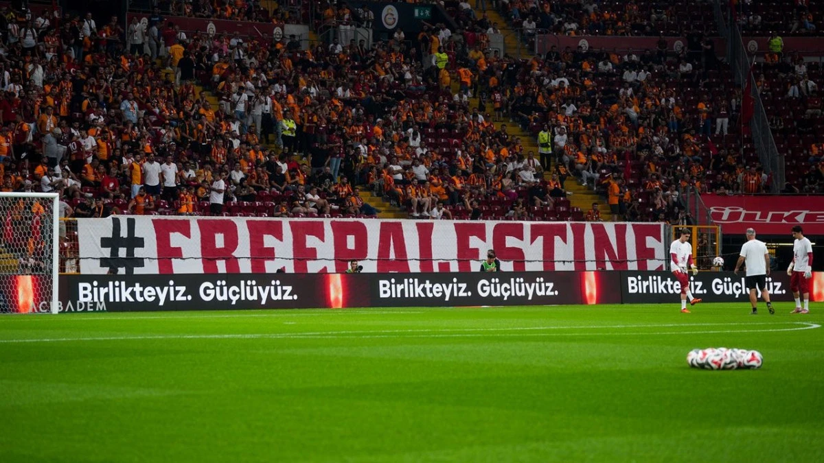 Galatasaray taraftarı Küresel Sumud Filosu'nu uğurladı: Gazze, biz geliyoruz, Refah Sınır Kapısı'nı açın