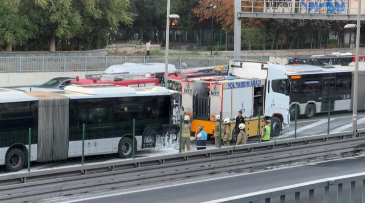 İstanbul’da metrobüs seferlerinde yangın paniği: D-100’de metrobüs alev aldı, yolcular tahliye edildi!