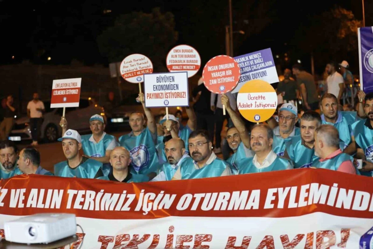 Sağlık-Sen'den anlamlı tepki! 112 dakikalık oturma eylemi yaptılar